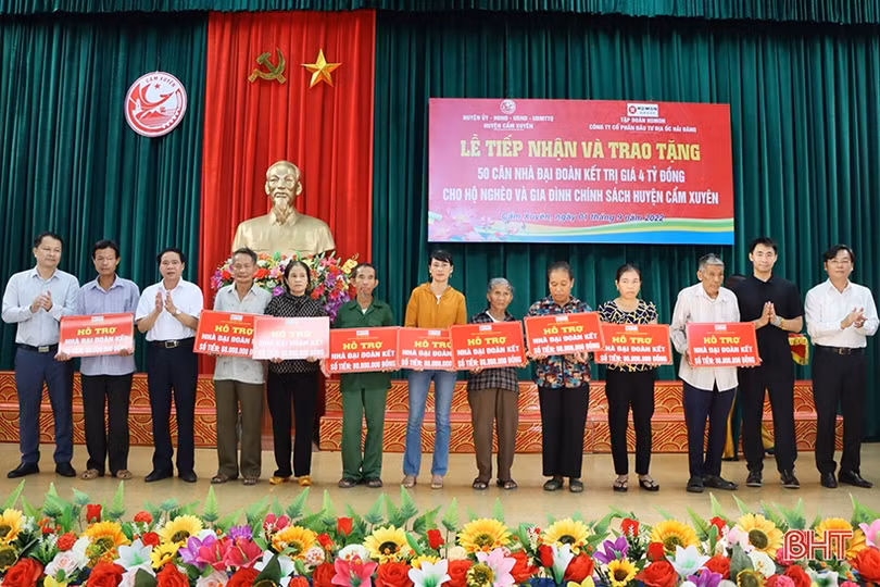 Doanh nghiệp Hà Nội hỗ trợ Cẩm Xuyên xây dựng 50 nhà đại đoàn kết