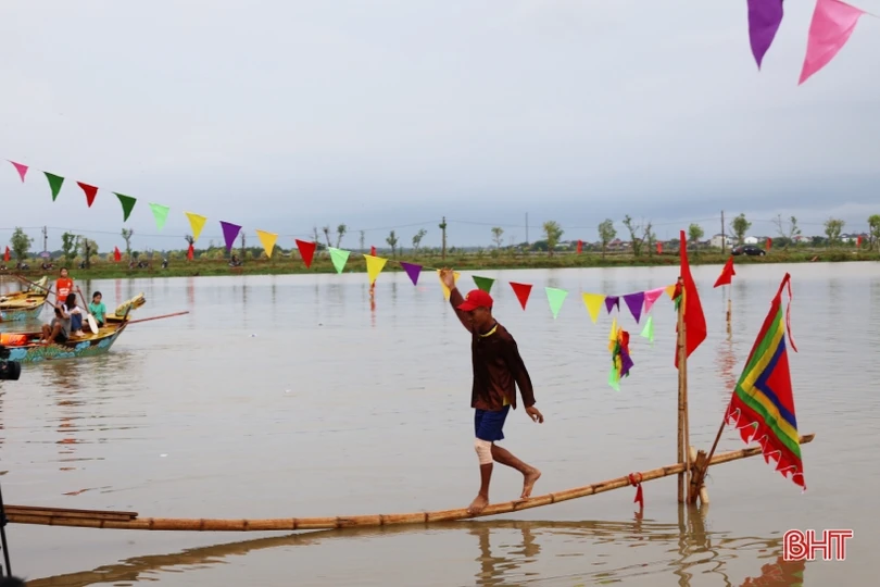 Các địa phương Hà Tĩnh sôi nổi lễ hội đua thuyền, các trò chơi dân gian mừng Tết Độc lập