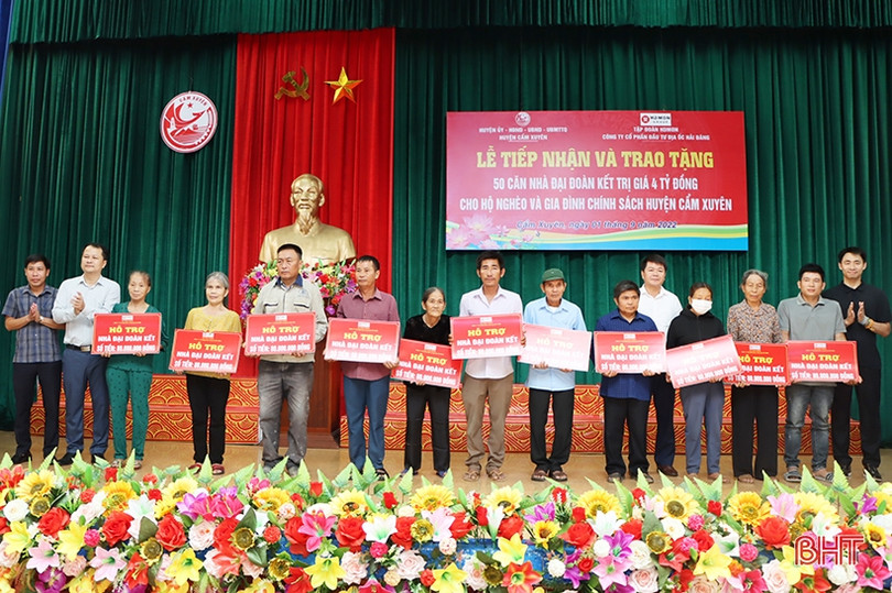 Doanh nghiệp Hà Nội hỗ trợ Cẩm Xuyên xây dựng 50 nhà đại đoàn kết