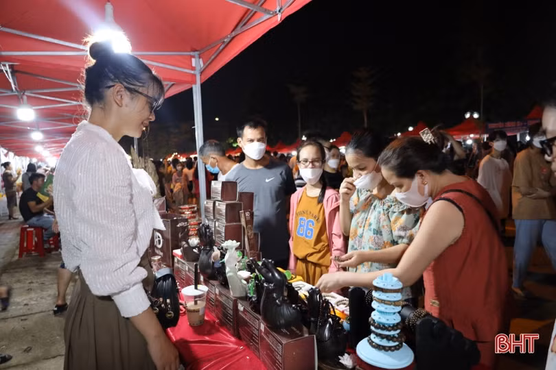 Hàng nghìn người đến phiên chợ đêm gắn với tuyến phố đi bộ ở TP Hà Tĩnh