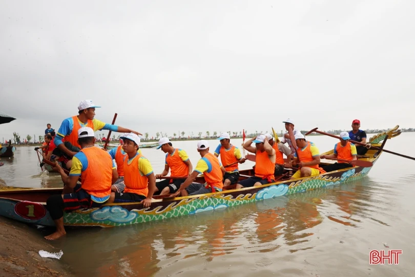 Các địa phương Hà Tĩnh sôi nổi lễ hội đua thuyền, các trò chơi dân gian mừng Tết Độc lập
