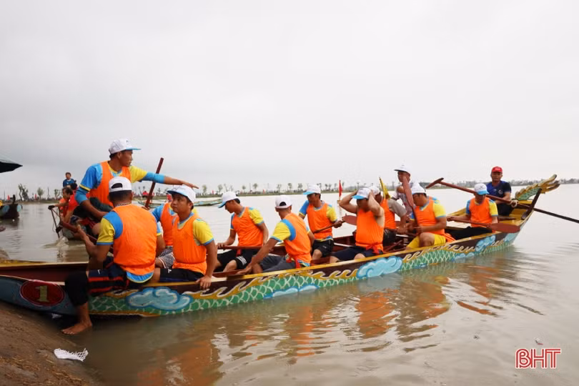 Các địa phương Hà Tĩnh sôi nổi lễ hội đua thuyền, các trò chơi dân gian mừng Tết Độc lập
