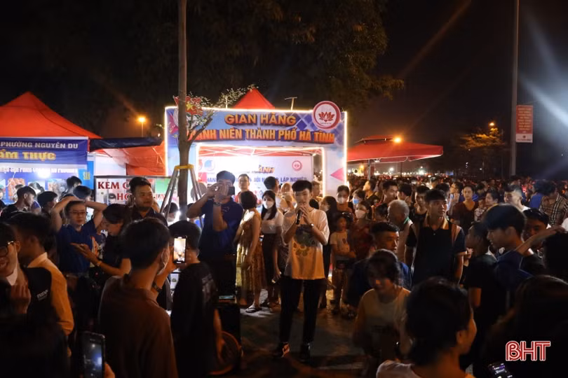 Hàng nghìn người đến phiên chợ đêm gắn với tuyến phố đi bộ ở TP Hà Tĩnh