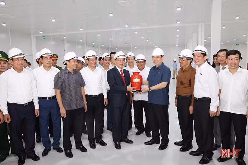 Cận cảnh thiết bị hiện đại tại Nhà máy Sản xuất Pin VinES ở Hà Tĩnh