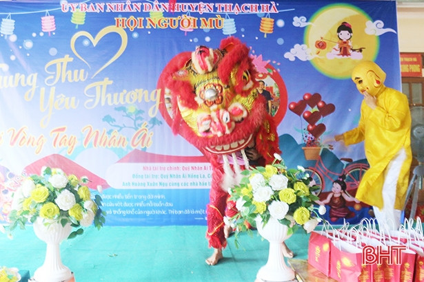 Trung thu sớm với trẻ em khiếm thị Thạch Hà