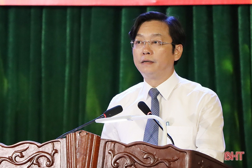 Cẩm Xuyên trao tặng huy hiệu Đảng cho 253 đảng viên