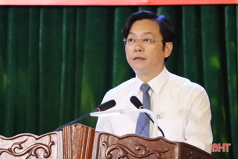 Cẩm Xuyên trao tặng huy hiệu Đảng cho 253 đảng viên