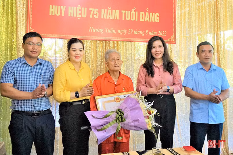 Hương Khê trao tặng 12 Huy hiệu 75 năm tuổi Đảng dịp Quốc khánh 2/9