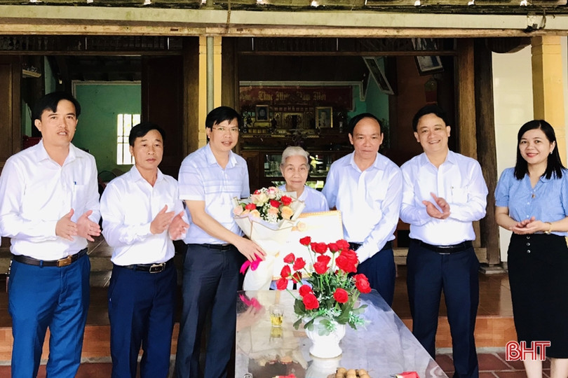 Hương Sơn trao Huy hiệu 65, 75 năm tuổi Đảng cho các đảng viên