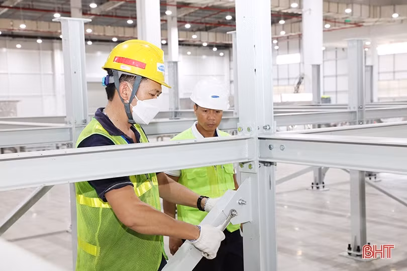 Cận cảnh thiết bị hiện đại tại Nhà máy Sản xuất Pin VinES ở Hà Tĩnh