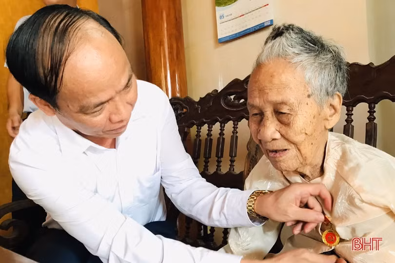 Hương Sơn trao Huy hiệu 65, 75 năm tuổi Đảng cho các đảng viên