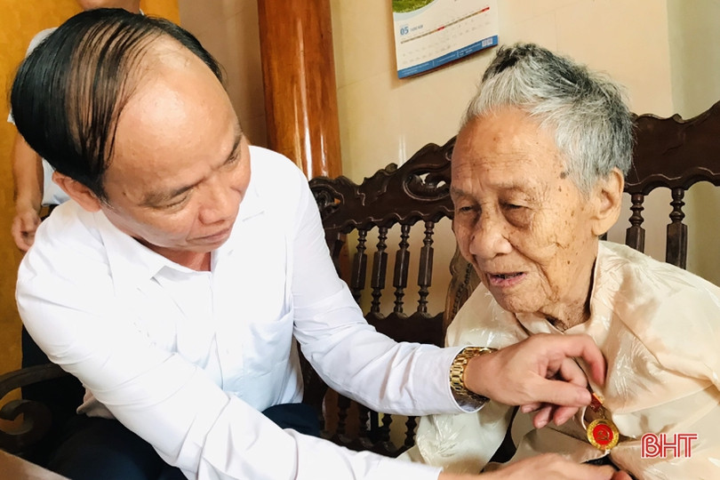 Hương Sơn trao Huy hiệu 65, 75 năm tuổi Đảng cho các đảng viên