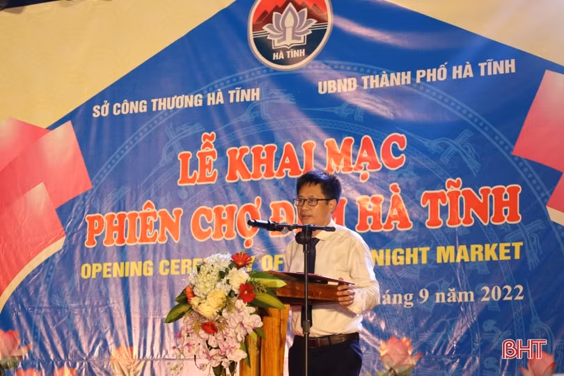 Hàng nghìn người đến phiên chợ đêm gắn với tuyến phố đi bộ ở TP Hà Tĩnh