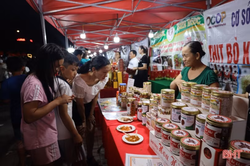 Hàng nghìn người đến phiên chợ đêm gắn với tuyến phố đi bộ ở TP Hà Tĩnh