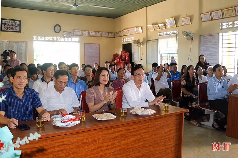 Trao Huy hiệu 75 năm tuổi Đảng cho 2 đảng viên ở Can Lộc