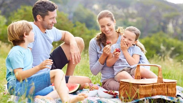 Mẹo ăn uống bổ dưỡng, an toàn cho chuyến du lịch cùng trẻ em