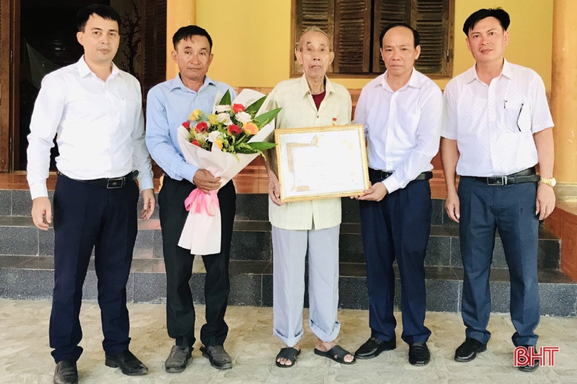 Hương Sơn trao Huy hiệu 65, 75 năm tuổi Đảng cho các đảng viên