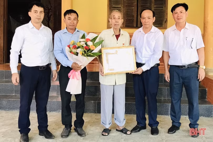 Hương Sơn trao Huy hiệu 65, 75 năm tuổi Đảng cho các đảng viên