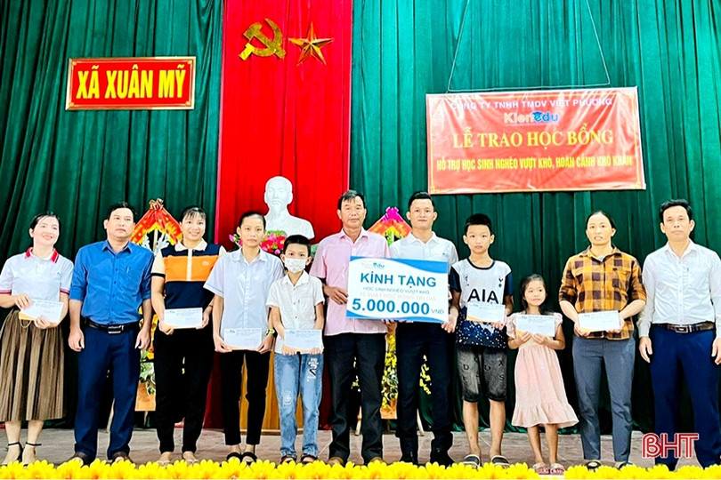 Trao tặng 30 suất quà cho học sinh nghèo học giỏi ở Nghi Xuân