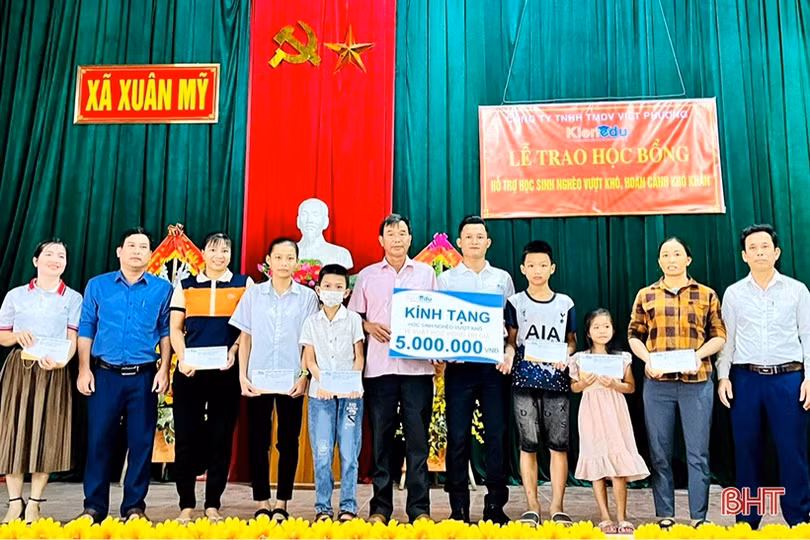 Trao tặng 30 suất quà cho học sinh nghèo học giỏi ở Nghi Xuân