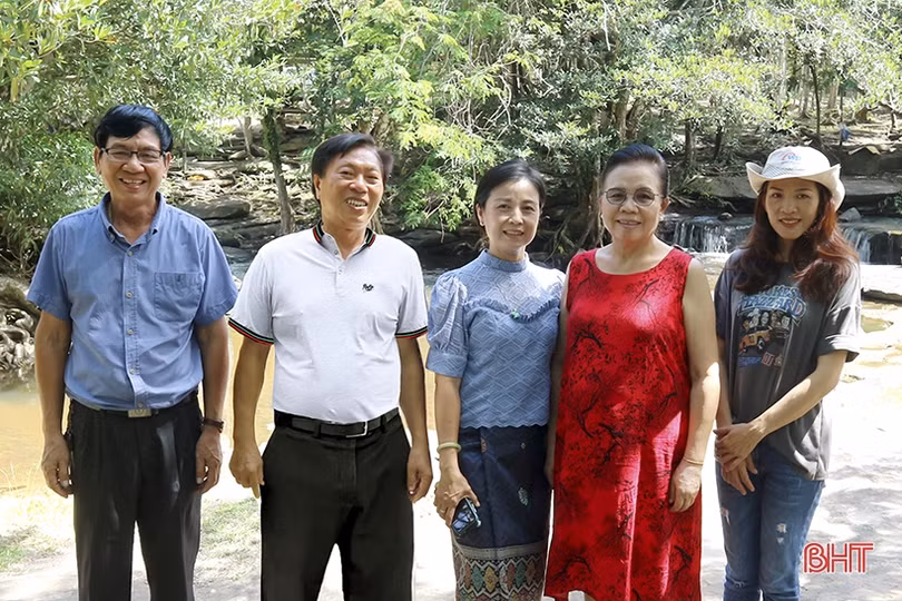 Viêng Chăn ấm vòng tay bè bạn