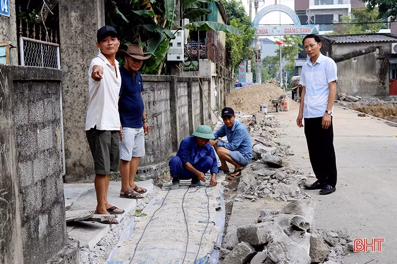 Bà con lương - giáo ở Nghi Xuân “gác lễ” ra quân mở rộng đường giao thông