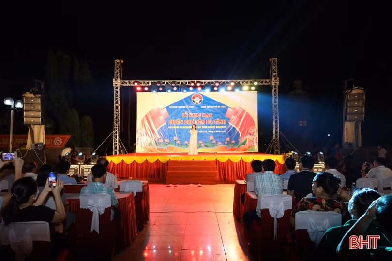 Hàng nghìn người đến phiên chợ đêm gắn với tuyến phố đi bộ ở TP Hà Tĩnh