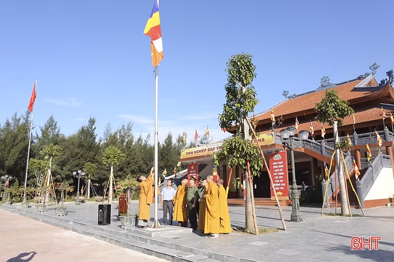 Thượng cờ Tổ quốc chào mừng Quốc khánh tại cơ sở tôn giáo ở Hà Tĩnh