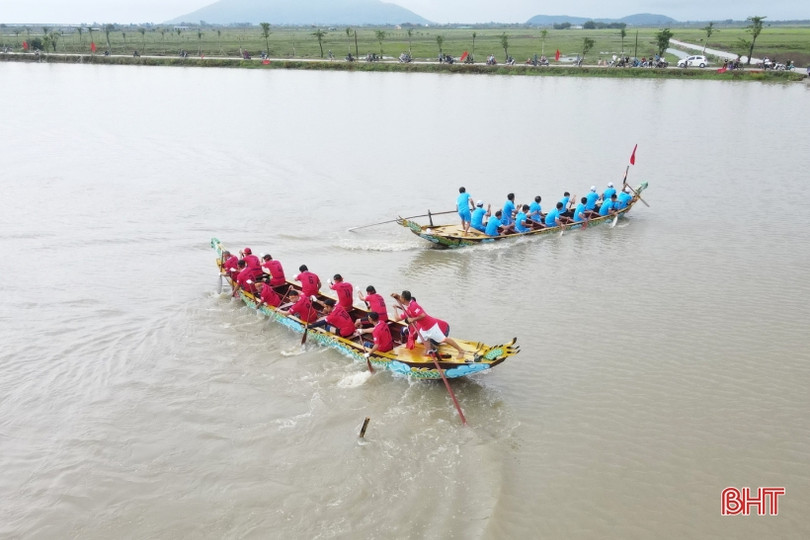 Các địa phương Hà Tĩnh sôi nổi lễ hội đua thuyền, các trò chơi dân gian mừng Tết Độc lập