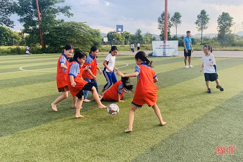 Sôi động giải bóng đá chào mừng năm học mới của học sinh Trường Albert Einstein Hà Tĩnh