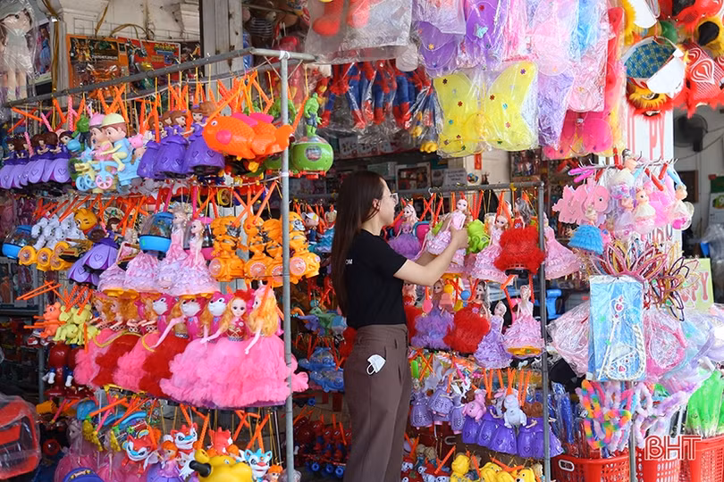 Thị trường đồ chơi Trung thu ở Hà Tĩnh sôi động trở lại