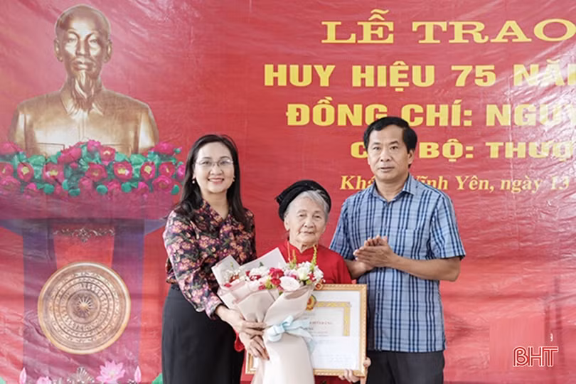 Hà Tĩnh tặng huy hiệu Đảng cho 1.777 đảng viên dịp Quốc khánh 2/9