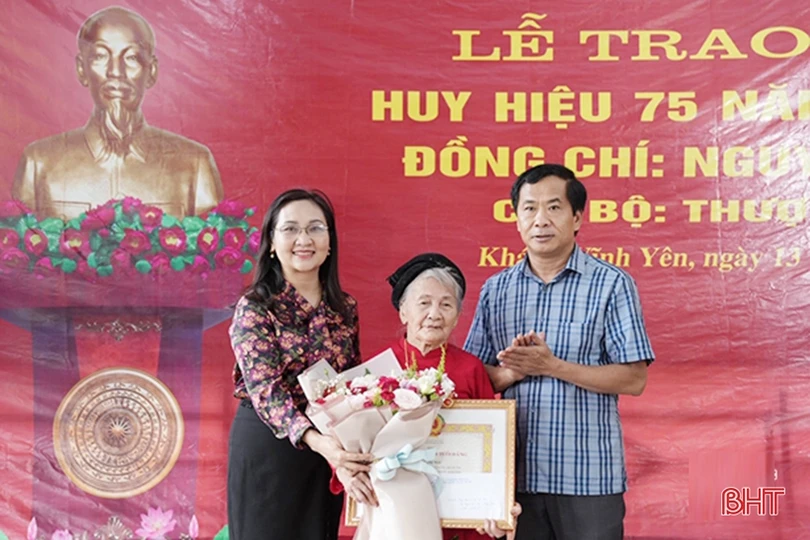 Hà Tĩnh tặng huy hiệu Đảng cho 1.777 đảng viên dịp Quốc khánh 2/9