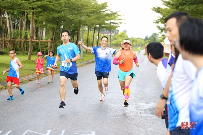 Gần 100 VĐV tham gia Giải chạy bộ phong trào “Tiếp sức cùng đồng đội”