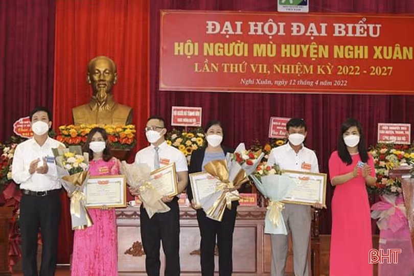 Vượt lên nghịch cảnh, chàng trai khiếm thị Hà Tĩnh trở thành điểm tựa vững chắc cho gia đình