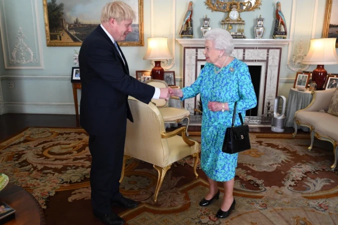 Nữ hoàng Anh phá vỡ truyền thống bổ nhiệm tân thủ tướng