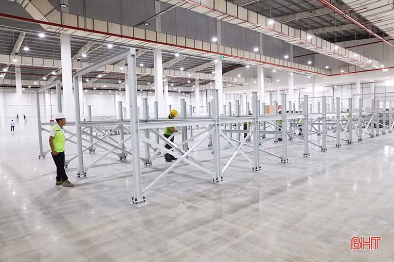 Cận cảnh thiết bị hiện đại tại Nhà máy Sản xuất Pin VinES ở Hà Tĩnh