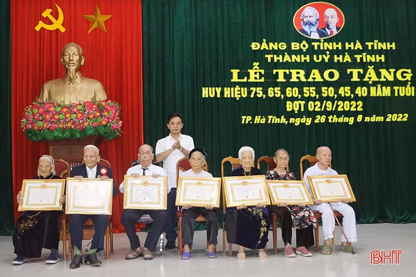 Hà Tĩnh tặng huy hiệu Đảng cho 1.777 đảng viên dịp Quốc khánh 2/9