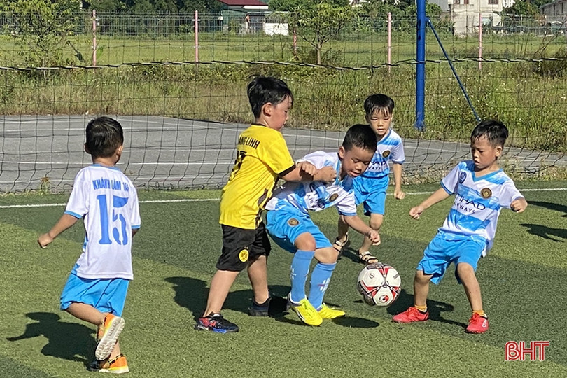 Sôi động giải bóng đá chào mừng năm học mới của học sinh Trường Albert Einstein Hà Tĩnh