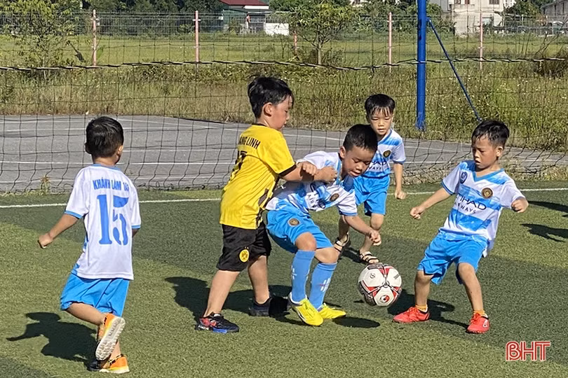 Sôi động giải bóng đá chào mừng năm học mới của học sinh Trường Albert Einstein Hà Tĩnh