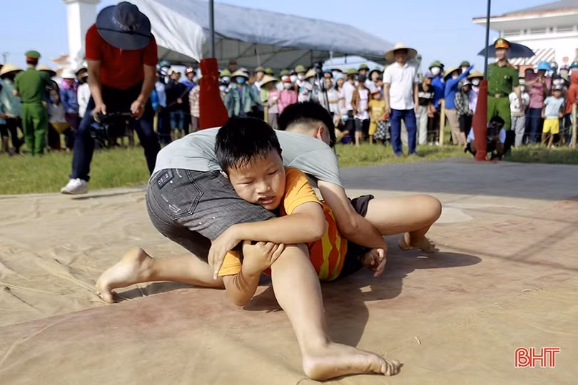 Người dân hào hứng thi đấu thể thao mừng lễ Quốc khánh ở Hà Tĩnh