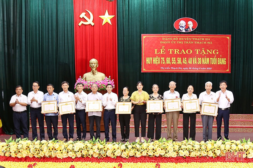 Thạch Hà trao Huy hiệu Đảng cho 182 đảng viên
