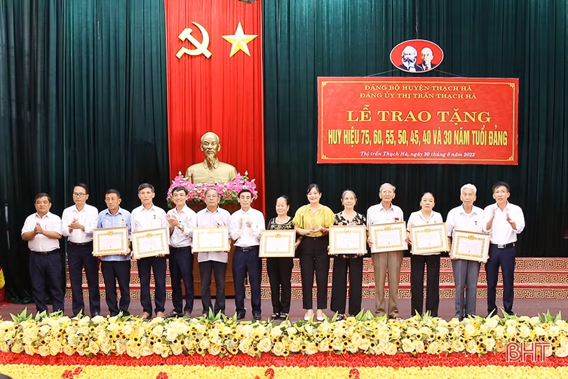 Thạch Hà trao Huy hiệu Đảng cho 182 đảng viên