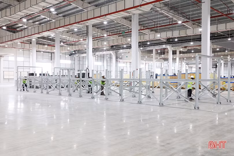 Cận cảnh thiết bị hiện đại tại Nhà máy Sản xuất Pin VinES ở Hà Tĩnh
