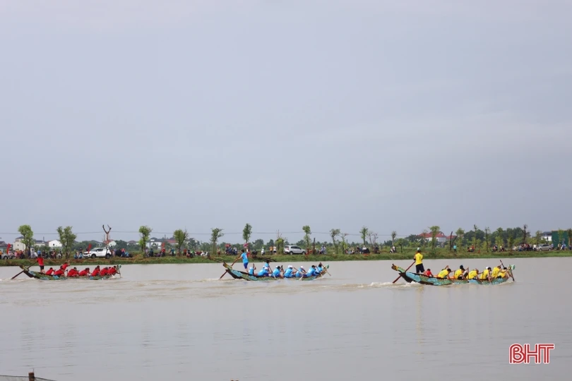 Các địa phương Hà Tĩnh sôi nổi lễ hội đua thuyền, các trò chơi dân gian mừng Tết Độc lập