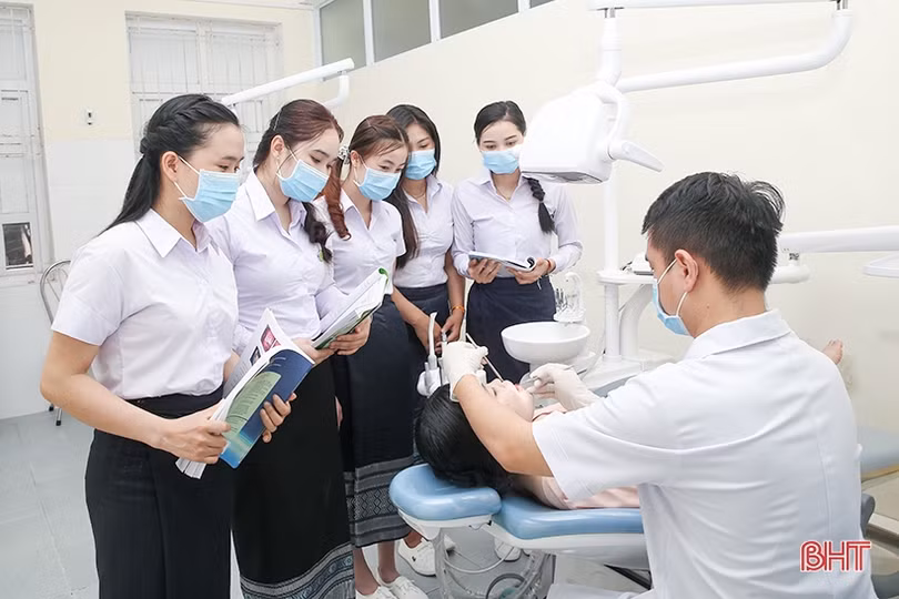 Thắm tình Việt - Lào trên các giảng đường ở Hà Tĩnh