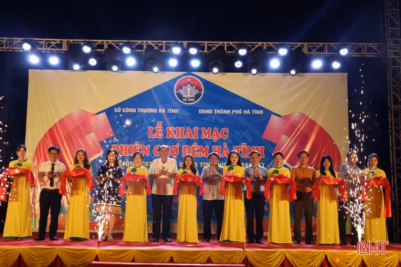 Hàng nghìn người đến phiên chợ đêm gắn với tuyến phố đi bộ ở TP Hà Tĩnh