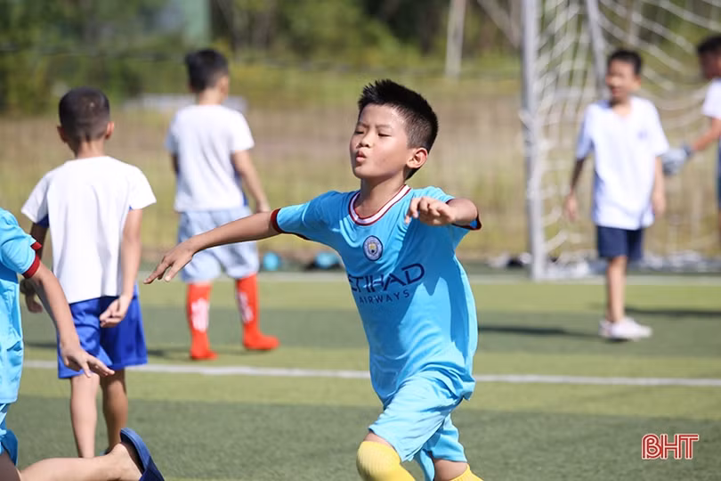 Sôi động giải bóng đá chào mừng năm học mới của học sinh Trường Albert Einstein Hà Tĩnh