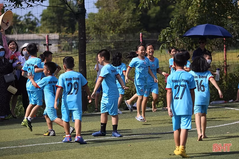 Sôi động giải bóng đá chào mừng năm học mới của học sinh Trường Albert Einstein Hà Tĩnh