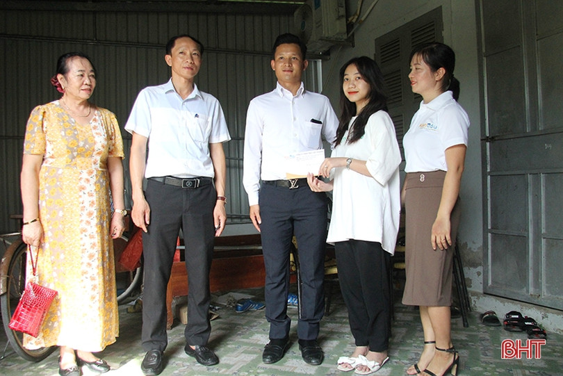 Trao tặng 30 suất quà cho học sinh nghèo học giỏi ở Nghi Xuân